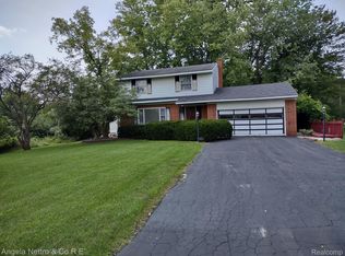 10706 Rawsonville Rd, Belleville, MI 48111