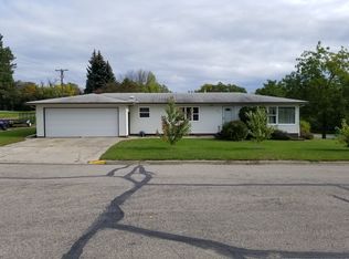 202 6th St, Walhalla, ND 58282