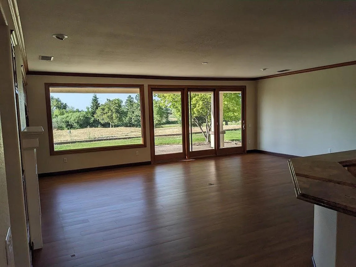 2 bed, 2074 sqft, $3,000 — Photo 4