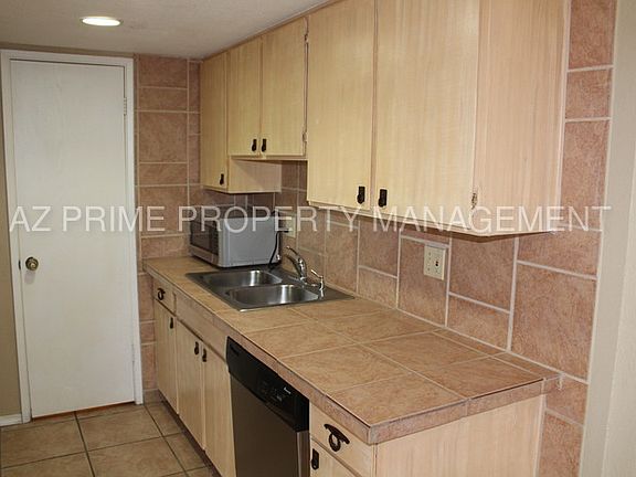 3rd image of 850 E Cochise Dr