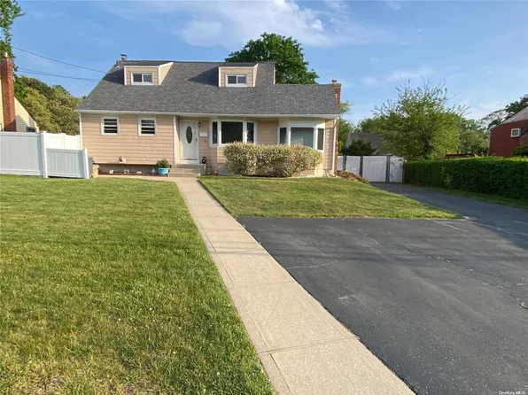 16 Kopf Street, Brentwood, NY 11717