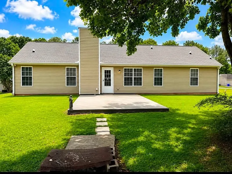 3 bed, 1292 sqft, $2,000 — Photo 2