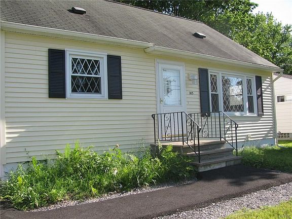 Inviting recently paved entryway, this could be your new home!