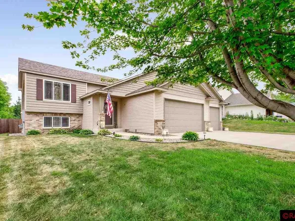 809 Green Acre Ct, Belle Plaine, MN 56011