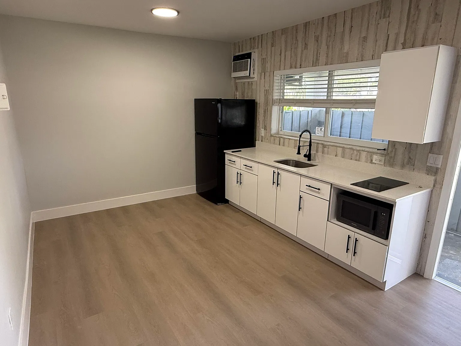 1 bed, 1.0 bath, 6524 sqft, $1,900 — Photo 2