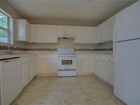 4th image of 185 Jackson Point Dr