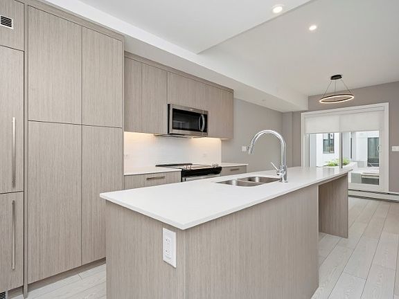 2nd image of 310 15th Ave SW #106