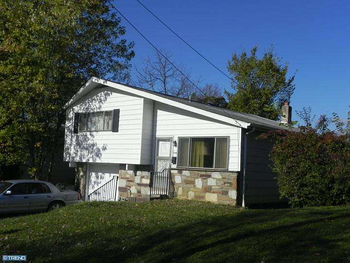 2nd image of 1514 Saint James Pl