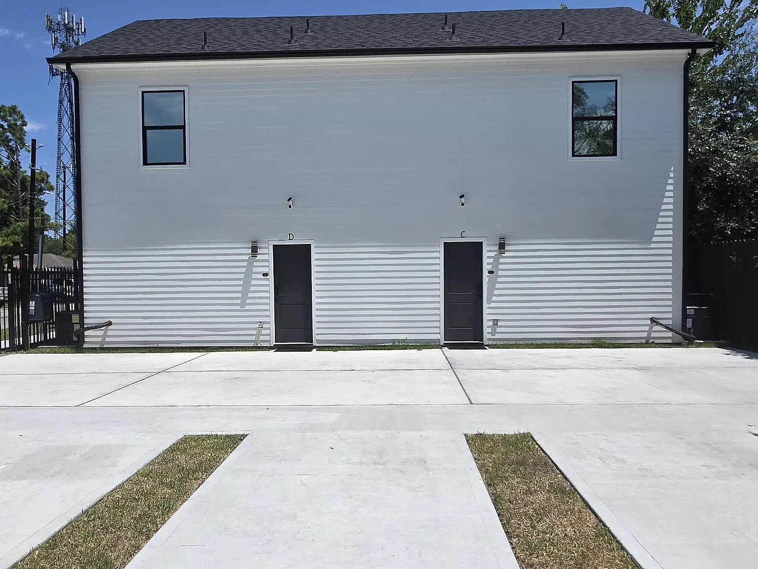 4 bed, 2000 sqft, $8,100 — Photo 2