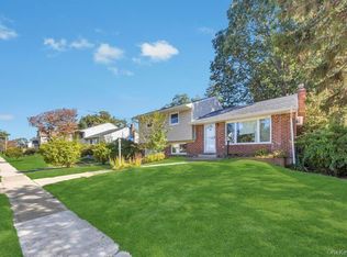 15 Deer Ln, Hicksville, NY 11801