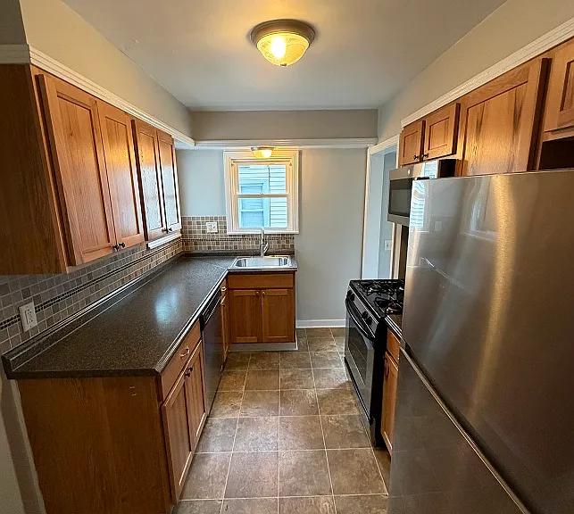 1160 Edna St SE — Photo 3