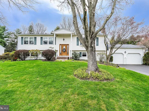 6 Stephanie Ln, Robbinsville, NJ 08691