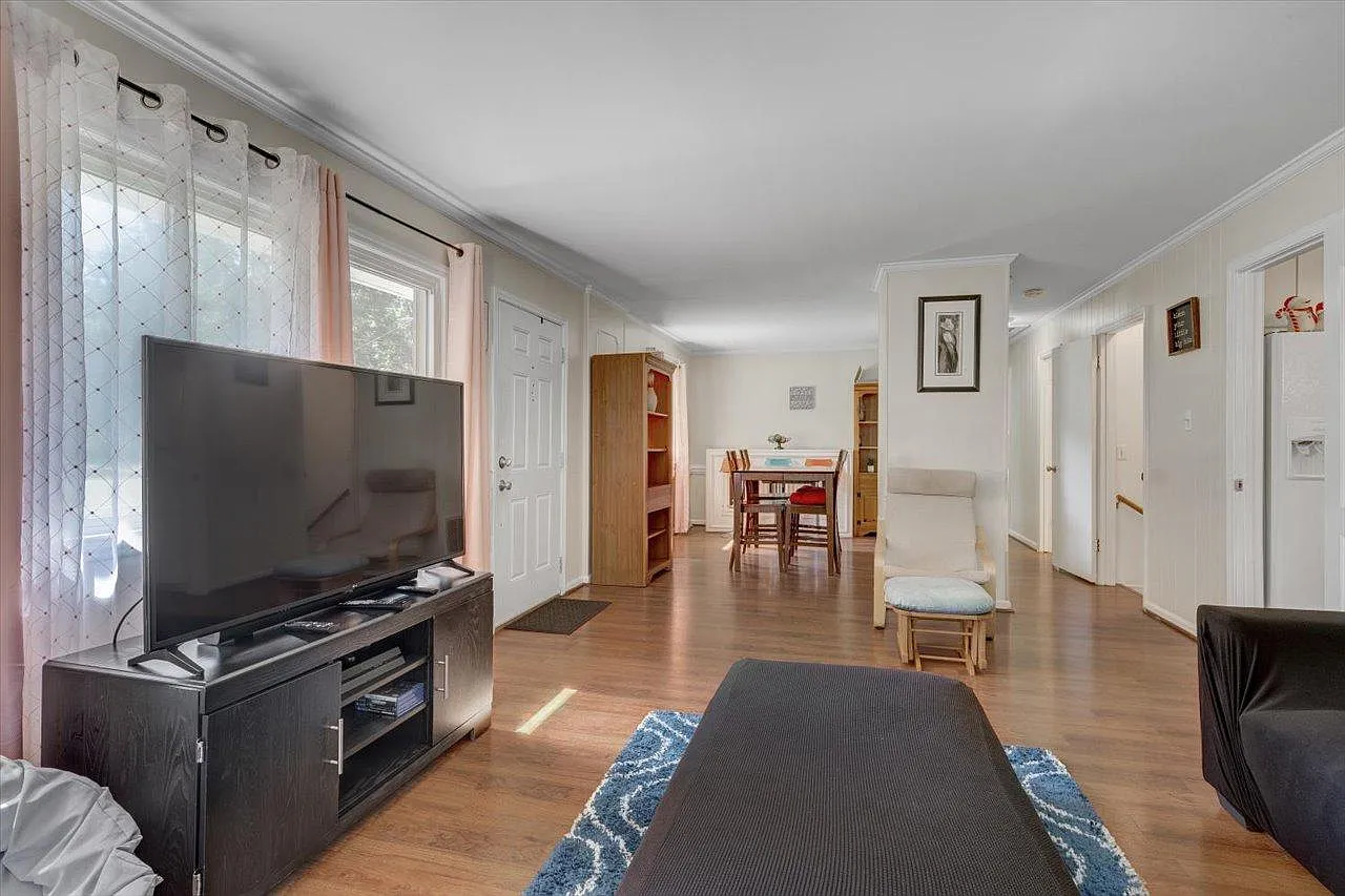 4 bed, 2600 sqft, $3,500 — Photo 4