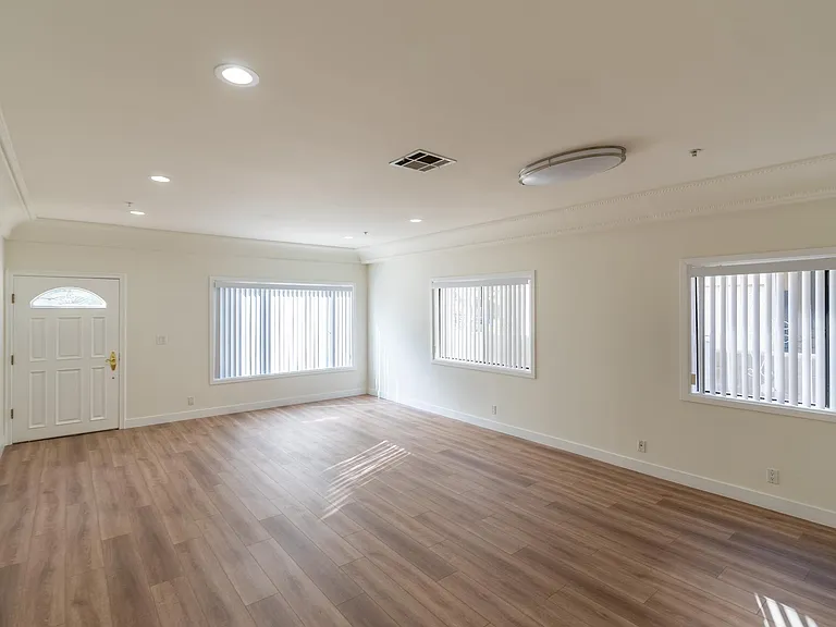 1760 N Alexandria Ave — Photo 6
