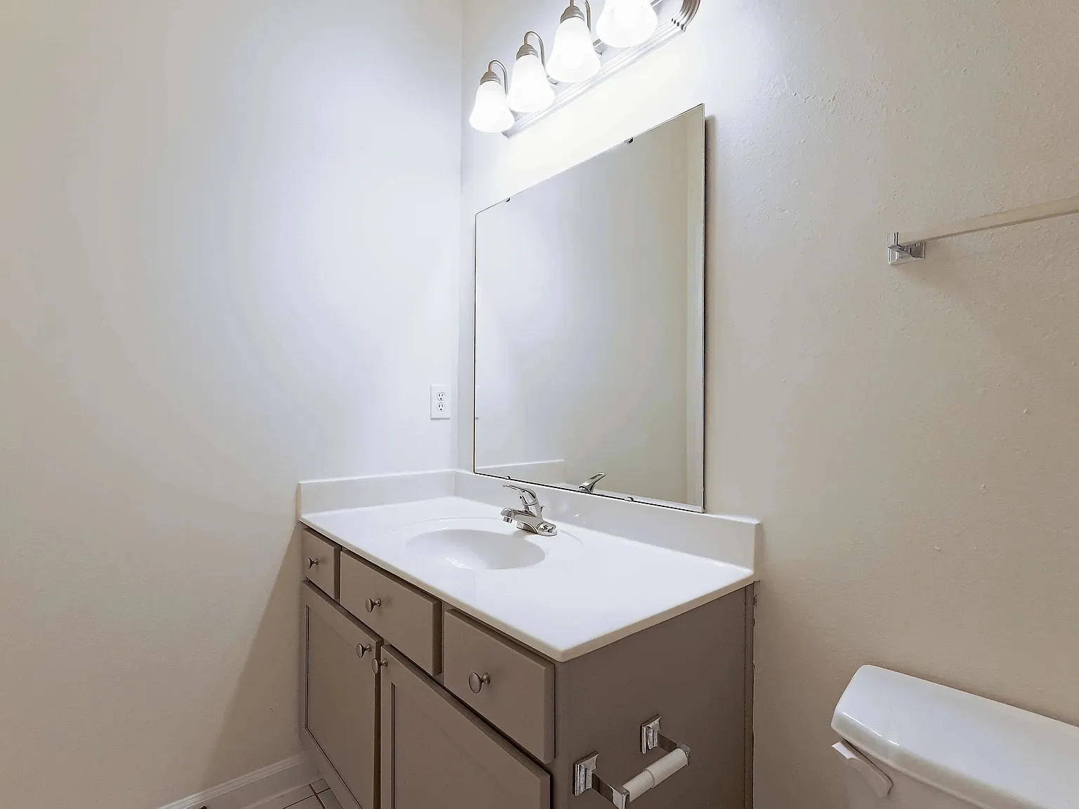 1 bed, 1.5 bath, 834 sqft, $1,225 — Photo 3