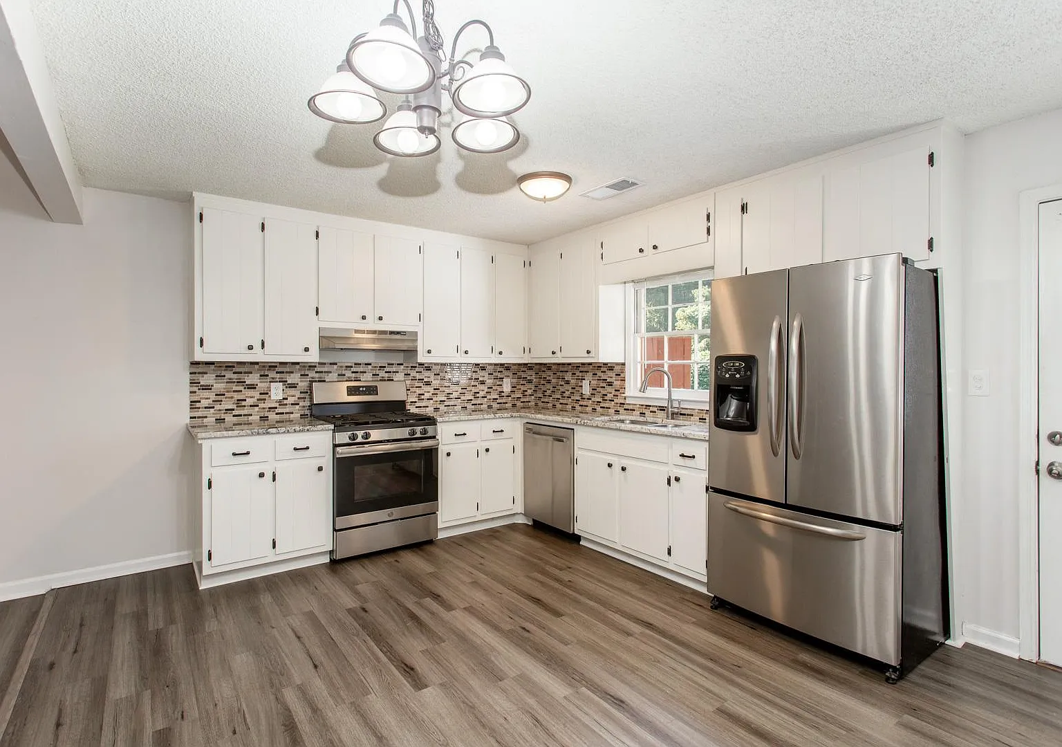2 bed, 1.5 bath, 1100 sqft, $1,650 — Photo 2