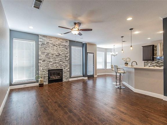 Livingroom with gas fireplace