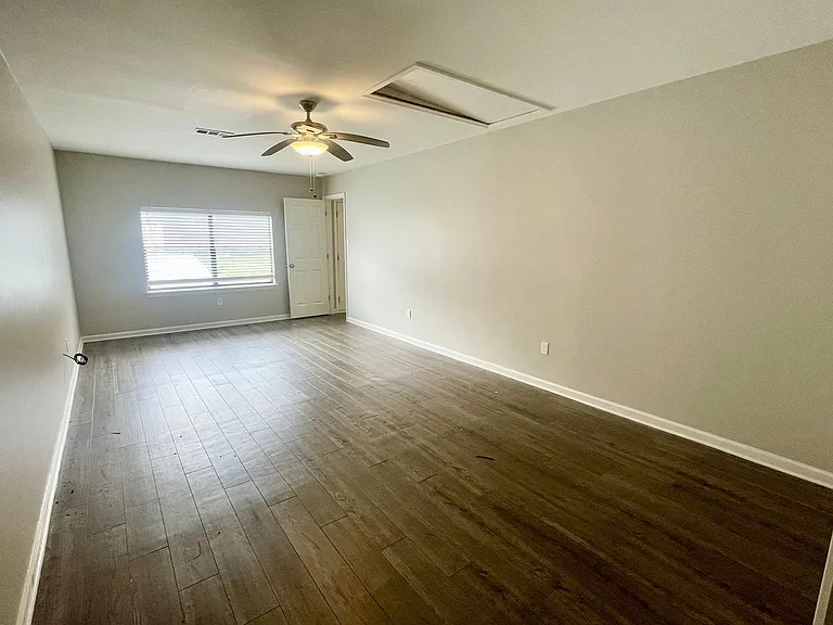 525 S Oak St — Photo 13
