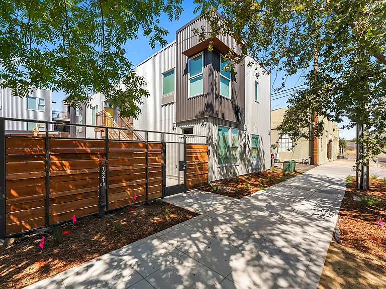1221 C St — Photo 24