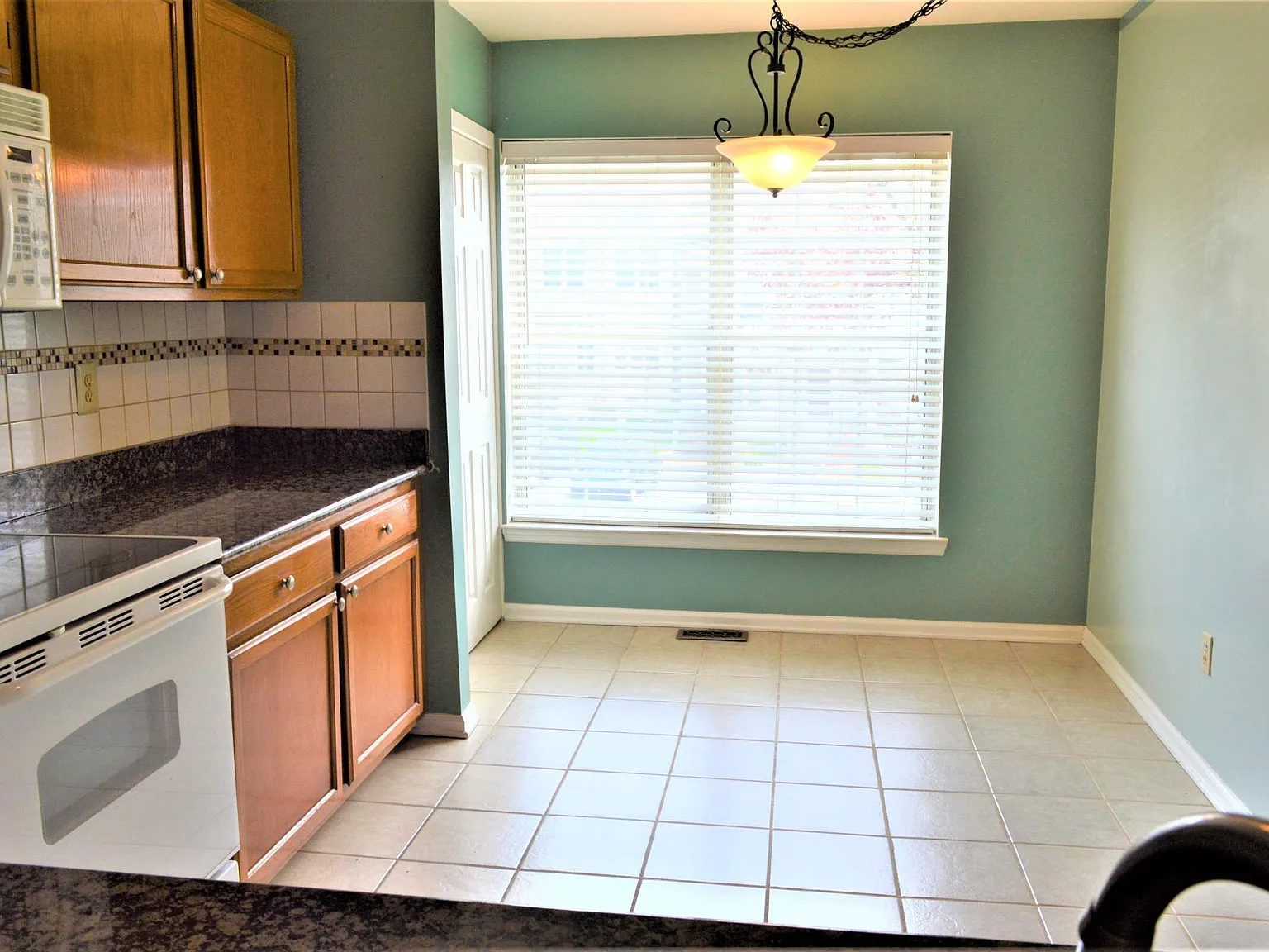 3 bed, 2.5 bath, 1750 sqft, $2,300 — Photo 4