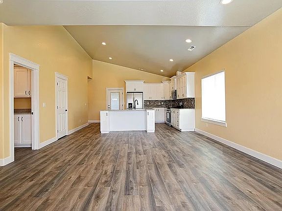 4th image of 656 Nobility Dr
