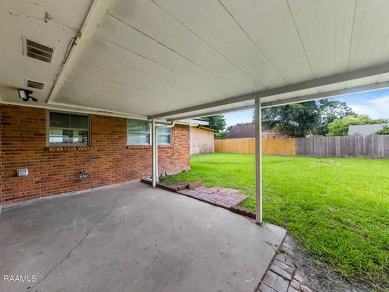 222 Maplewood Dr — Photo 11