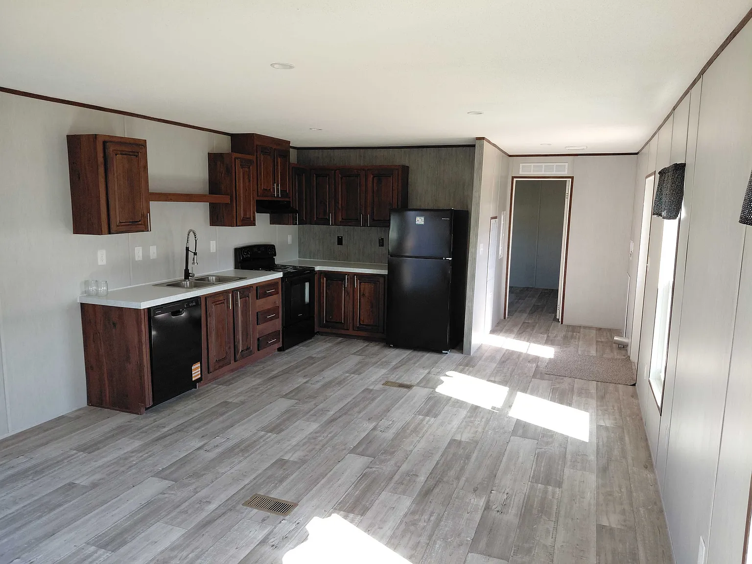 3 bed, $1,300 — Photo 3