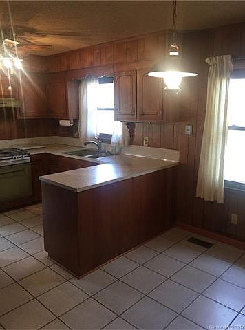 2nd image of 913 Timberlane Dr