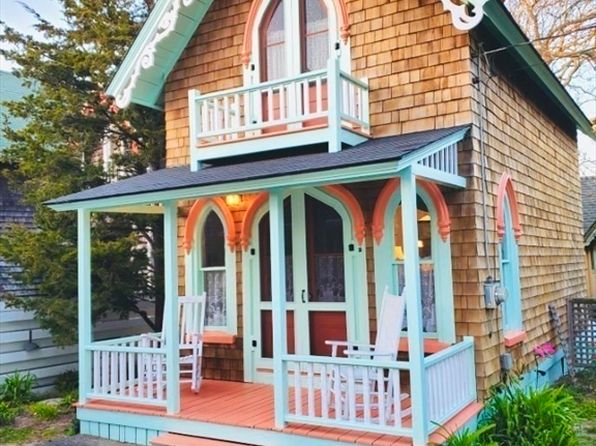 2 Fisk Ave, Oak Bluffs, MA 02557