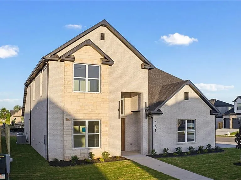 431 Hedge Dr — Photo 1