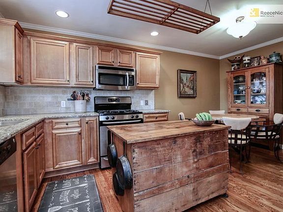 A terrific kitchen to cook and entertain!