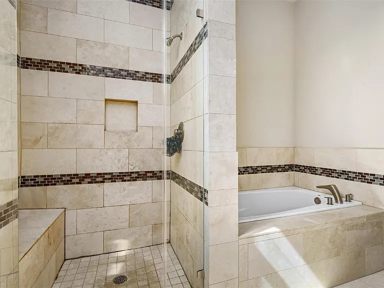 1720 Live Oak St — Photo 17