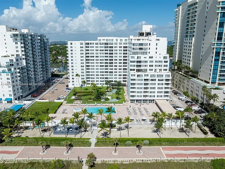 5005 Collins Ave #1523 — Photo 29
