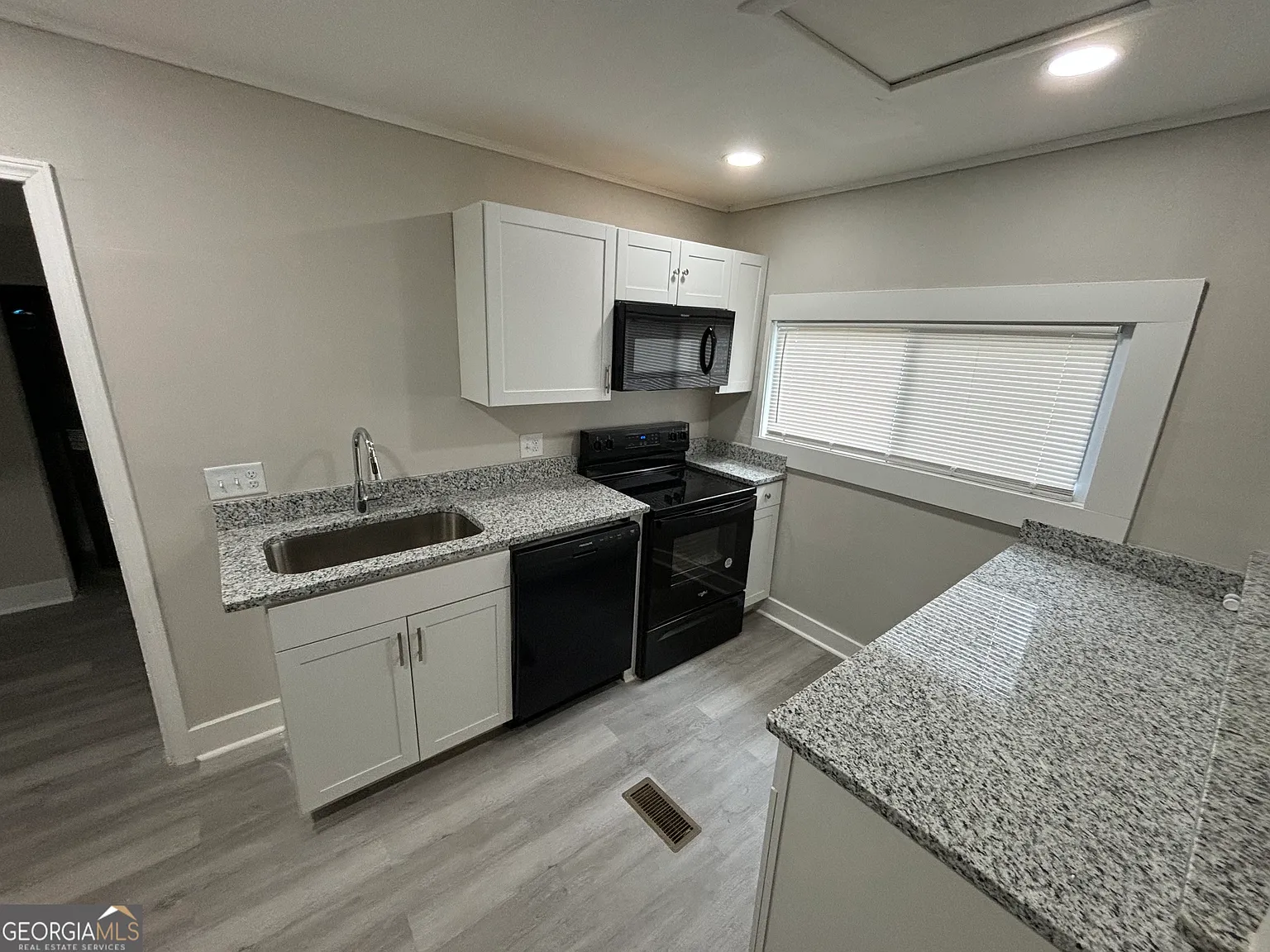 3 bed, 2.0 bath, 1466 sqft, $1,300 — Photo 3