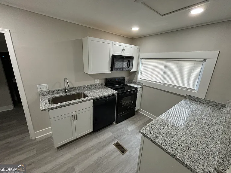 747 Harrold St — Photo 3