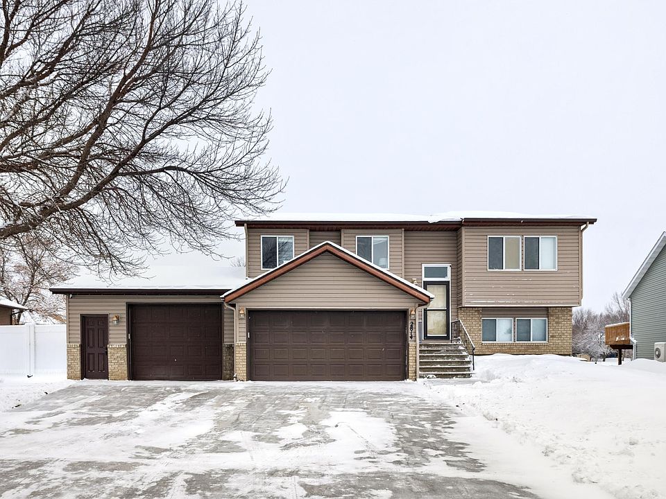 1st image of 2814 Village Green Dr