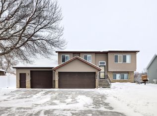 2814 Village Green Dr, Moorhead, MN 56560
