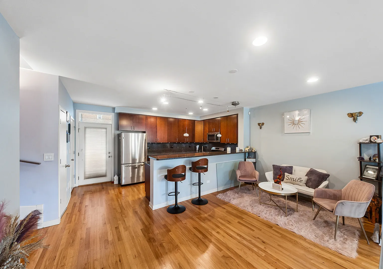 3 bed, 3.5 bath, 2400 sqft, $4,100 — Photo 4