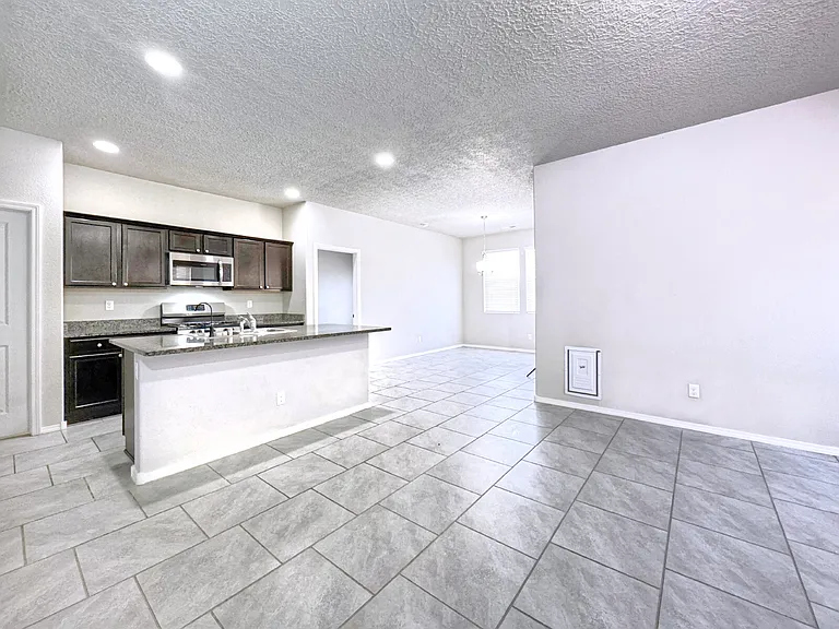 4143 Summit Park Rd NE — Photo 3