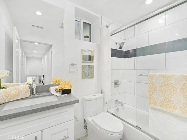 Full bath in the upstairs hallway