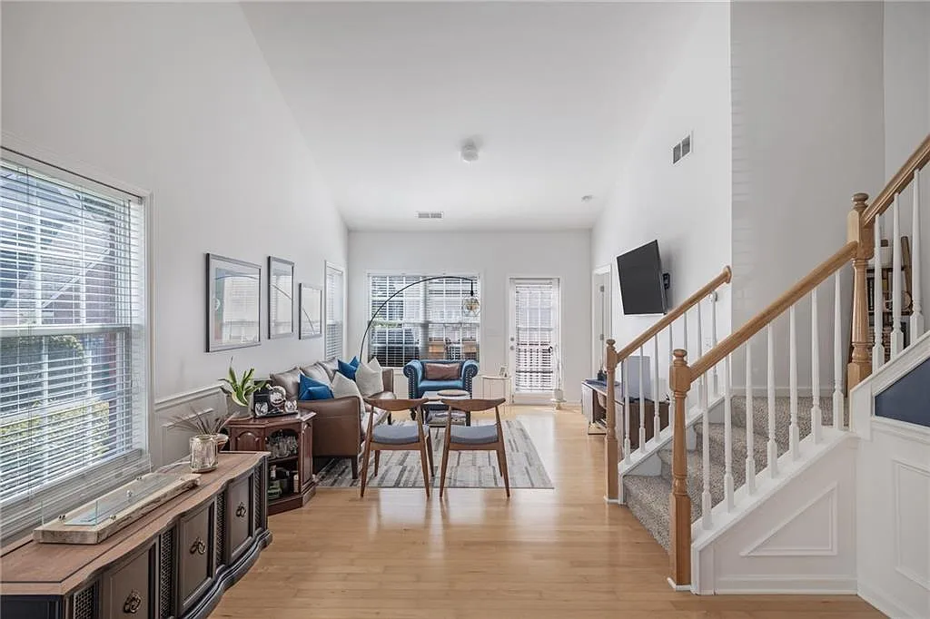 3 bed, 2.5 bath, 1688 sqft, $3,150 — Photo 4