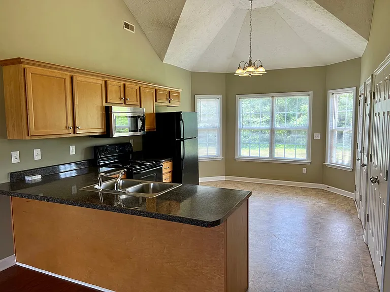 1030 Coral Dr — Photo 4