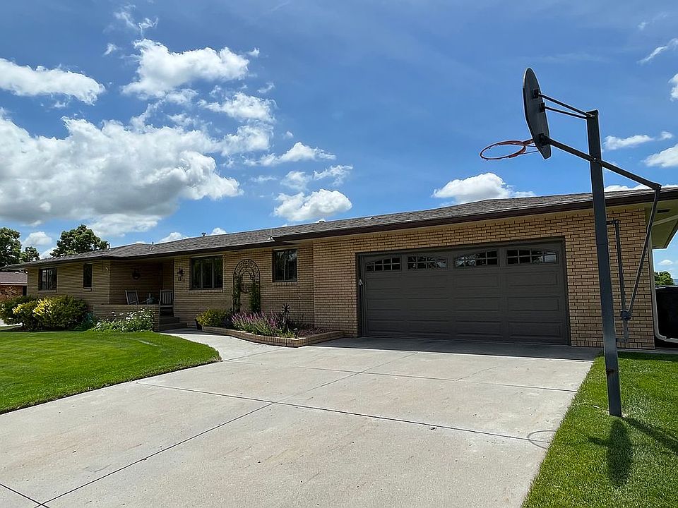 Front of house facing N.