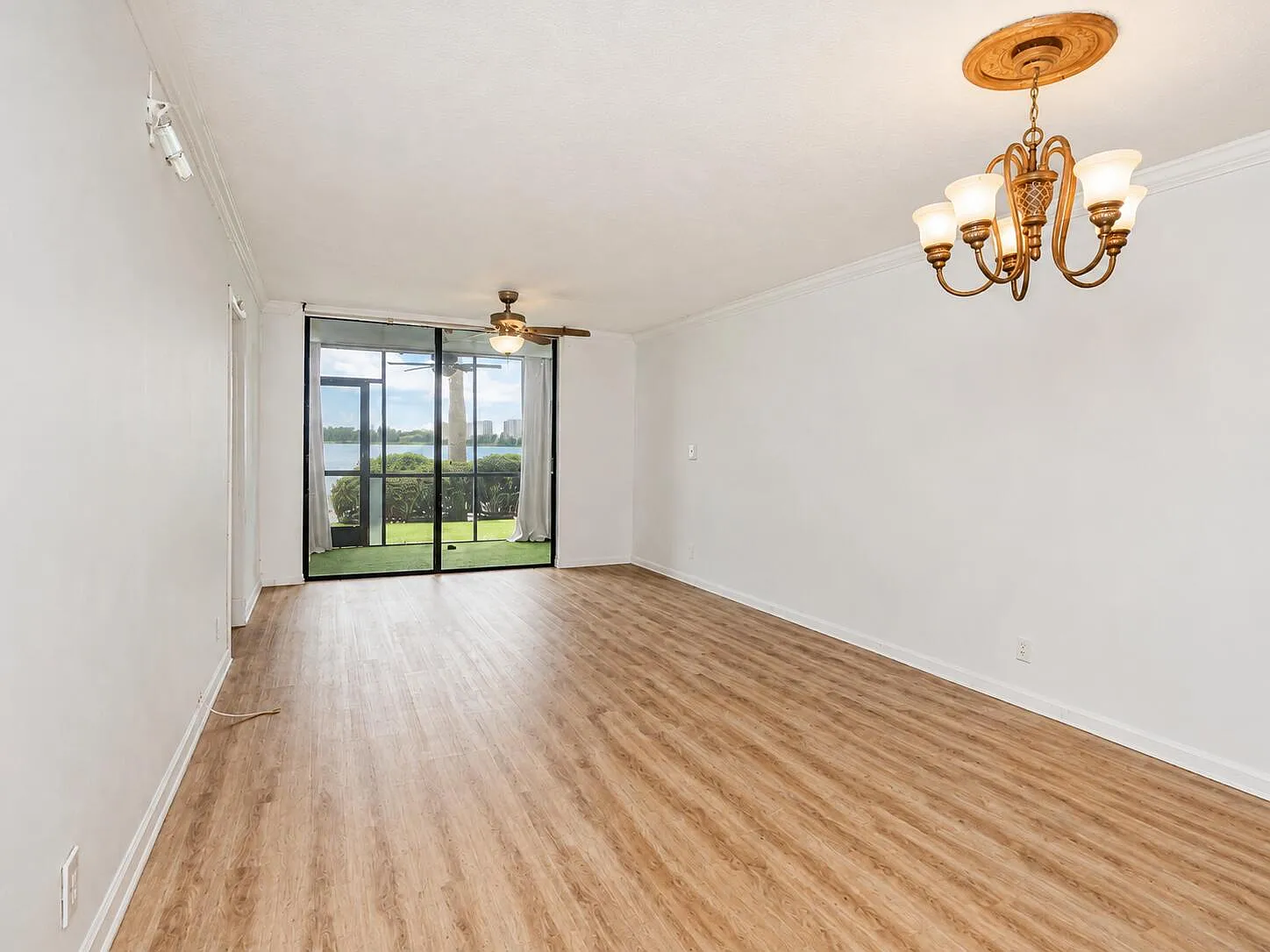 110 Lake Emerald Dr — Photo 2