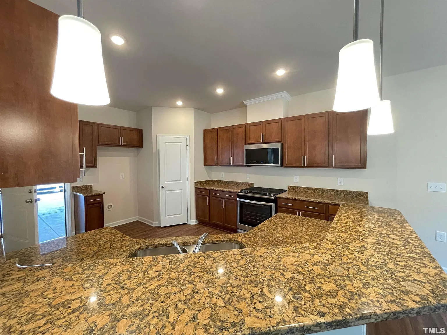 3 bed, 2.5 bath, 1979 sqft, $2,200 — Photo 4