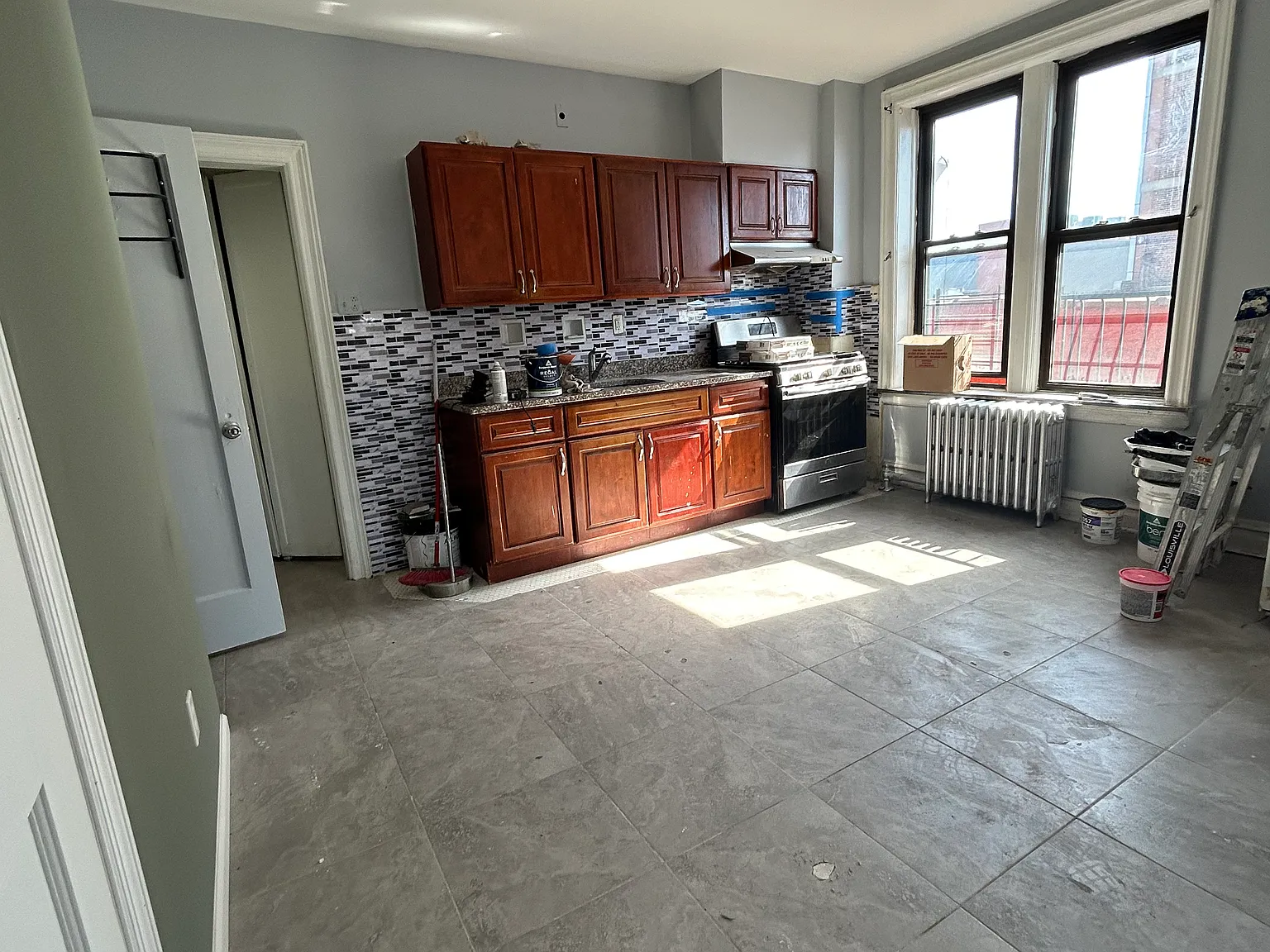 3 bed, 900 sqft, $2,500 — Photo 2