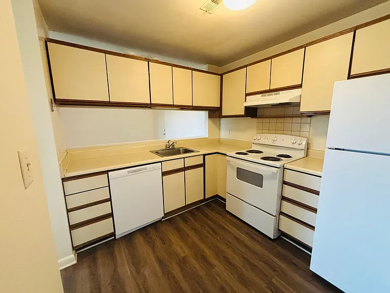 1210J University Ter — Photo 5