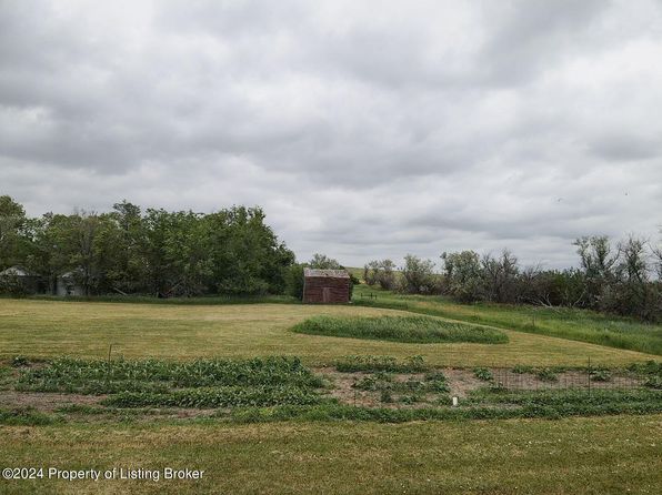 806 Highway 8 N, Hettinger, ND 58639