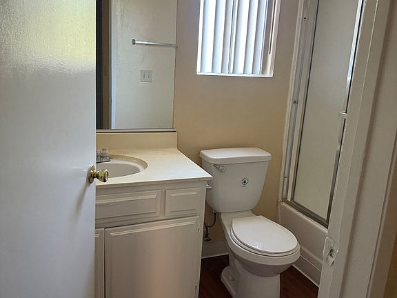 4th image of 15037 Victory Blvd #107
