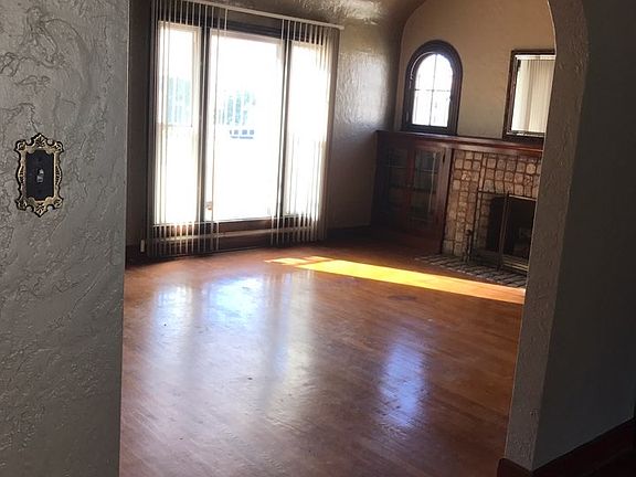 3rd image of 146 S Berendo St